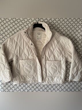 Abercrombie & Fitch Quilted Jacket - Off-White (Cropped)